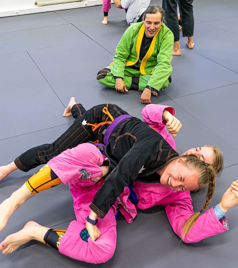 Brazillian Jiu-Jitus, BJJ in München. Zwei lachende Personen beim Bodenkampf.